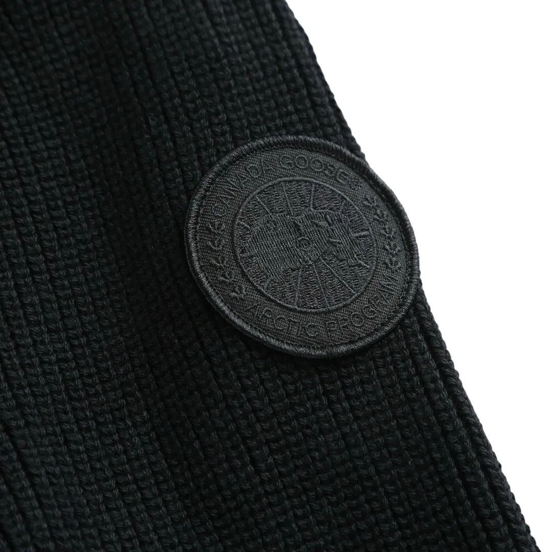 P910 [Exclusive supply] Canada Goose woolen sleeve hooded down jacket (black) The fabric is made of 90 national standard high-quality white duck down, selected high-fill velvet, weighing 170g, light and warm, with excellent temperature locking performance and good resilience. The fabric is made of high-quality protective nylon fabric, which not only enhances the wear resistance of the surface, but also takes into account wind resistance, ensuring excellent performance in various harsh weather conditions. Three-dimensional quilting technology and precise thread reinforcement prevent lint from being drilled and ensure that the fluffy and resilient elasticity lasts like new. The 7-needle medium-thick knitted structure uses thicker yarns to weave woolen fabrics with obvious thickness and weight. The texture is clearly visible and has a rough, retro texture. It has a good skeleton feel and is relatively stiff, and can maintain the silhouette of the clothing for a long time. It also provides more layers of still air to lock in heat. There is the brand's exclusive LOGO on the woolen sleeve arms, which is not obvious in the photo. Size:S-M-L-XL